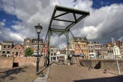 Un ponte storico aDelfshaven, lo storico porto di Rotterdam in Olanda - © jan kranendonk / Shutterstock.com