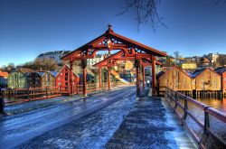 Ponte storico in legno a Trondheim in Norvegia dopo una breve spruzzata di neve in inverno- © Kroholdt / Shutterstock.com