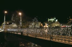 Ponte sul fiume Passirio a Merano, fotografato durante le feste di Natale  - © AAM/Alex Filz