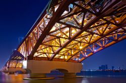 Le geometrie del ponte sul fiume Han a Seul (Seoul) in Korea - © hyunsuss / Shutterstock.com