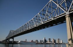 Il ponte sul fiume Mississippi, New Orleans - crescente ...