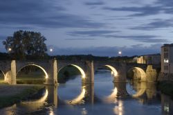 il Ponte vecchio di Carcassonne in Francia. Il Vieux pont è costituito da 12 arcate, ciascuna di dimensioni diversi dalle altre - © Francisco Javier Gil / Shutterstock.com