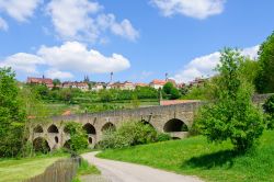 Ponte alla periferia di Rothenburg ob der Tauber, Germania - Il doppio ponte con i suoi due ordini di arcate una sopra l'altro è stato probabilmente costruito attorno al 1330: si ...