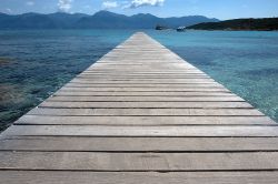 Il pontile di Spiaggia Lotu, Corsica, porta al mare - in questa foto possiamo osservare la principale caratteristica per cui Spiaggia Lotu è famosa: il mare. Cristallino, limpido, pulito ...