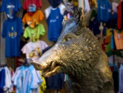 Il Porcellino, ovvero la statua del cinghiale, che tutti accarrezzano sul muso, all'ingresso del Mercato Nuovo di Firenze, Toscana  - © PaintedLens / Shutterstock.com