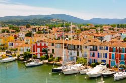Port Grimaud in Costa Azzurra è un celebre borgo marino della Francia, per molti una venezia in miniatura, per i suoi canali - © Anastasiia Kotelnyk / Shutterstock.com