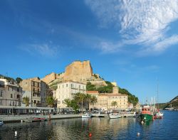 Il porto turistico di Bonifacio (Corsica meridionale) è abbracciato da una sorta di fiordo. Da qui partono i traghetti che collegano l'isola con Santa Teresa di Gallura, nel nord ...