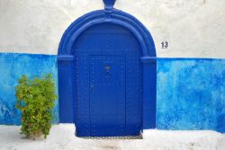 Una tipica porta Blu di casa della medina di Tangeri in Marocco - © Paul Kelly / Shutterstock.com