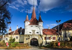 Porta di Santa Caterina, Brasov - Una bella immagine dell'Ecaterine's Gate, costruzione di forma quadrata coronata da 4 piccole torri che simboleggiano lo jus gladii, il potere di vita ...