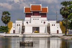 La porta di accesso alla citta di Nakhon Ratchasima. Il centro è conosciuto anche con il nome di Khorat, e si trova in Thailandia - © Ralf Siemieniec / Shutterstock.com