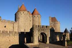 Porta fortificata di accesso al centro storico di Carcassonne. Ci troviamo nella regione di Liguadoca-Rossiglione nel sud della Francia - © Philip Lange / Shutterstock.com