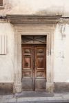 Porta in legno nel centro storico di Apt in Provenza (Francia) - © Leenvdb / Shutterstock.com