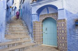 Porta palazzo decorata con delle ceramiche. Siamo nella medina di Chefchaouen in Marocco - © danm12 / Shutterstock.com