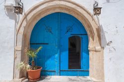 Porta berbera, dipinta di blu, tipica del centro di Houmt-Souk la città più importante dell'isola di Djerba  in Tunisia - © Harald Lueder / Shutterstock.com
