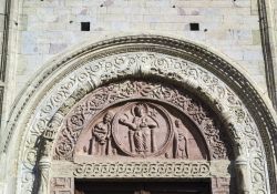 Il bel portale d'ingresso della Cattedrale di San Rufino. Duomo di Assisi, questo imponente edifico religioso sorge nell'omonima piazza, anticamente una terrazza, creata in epoca romana ...