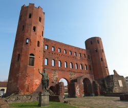 La Porta Palatina di Torino (erroneamente conosciuta col nome plurale di "Porte Palatine") è l'antica porta romana che nel I secolo d.C. immetteva da nord nel centro della ...