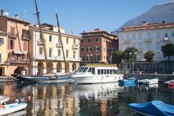 Il porticciolo di Malcesine, Lago di Garda - Le barche ormeggiate al grazioso porto di Malcesine sono la perfetta cornice per una passeggiata lungolago dove ci si può accomodare ad un ...