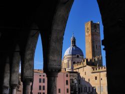 Portico in Piazza Sordello, siamo nel centro storico di Mantova, dove s'affacciano il Palazzo Ducale, il Palazzo Bianchi e la Cattedrale di San Pietro, la chiesa principale di Mantova - Karol ...