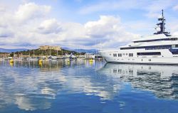 Porto di Antibes, Francia - Nei pressi dei bastioni di Antibes in tutte le stagioni si possono osservare magnifici yacht ormeggiati: Port Vauban è il porto dei miliardari. Questa città ...