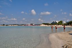 Porto Cesareo, Puglia: la spiaggia delle Dune vista dalla punta di  Scalo di Furno (Salento ionico)