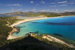 Porto Giunco: la magnifica spiaggia si trova a sud di Villasimius, nella porzione sud-orientale della Sardegna - © Luca Moi / Shutterstock.com