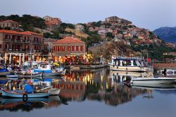 Il bel porto del borgo di Molyvos, nel nord dell'isola ...