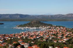 il Porto di Murter: il centro della città dell'omonima isola della Croazia si affaccia su di una splendida baia - © Philip Lange / Shutterstock.com