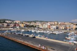 Il Porto di Pozzuoli visto dal Traghetto in partenza ...