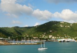 Il porto di Road Town, sull'isola di Tortola, la più grande e popolososa delle Isole Vergini Britanniche - © Ramunas Bruzas / Shutterstock.com
