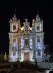 La chiesa di San Ildefonso si affaccia sulla Piazza de Batalha, nella parte alta di Porto, ma le sue torri si vedono da tutta la città.  Sulla facciata brilla una decorazione a mosaico ...