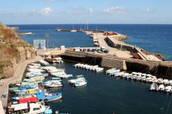 Il porto romano di Ventotene (Latina, Lazio), nell'arcipelago Ponziano, è un bacino scavato nella roccia tufacea e completamente circondato dalle scogliere. Rivolto a est, in posizione ...