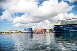 Il porto di Willemstad, meta di numerose crociere nelle Antille Olandesi e nei caraibi - © PlusONE / Shutterstock.com 