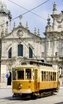 Gli autobus gialli sono perfetti per visitare Porto e scoprirne i monumenti più belli, come la settecentesca Igreja do Carmo  © PHB.cz (Richard Semik) / Shutterstock.com ...