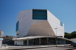 La Casa da Mùsica di Oporto è la sala da concerto più grande della città, progettata dall'architetto olandese Rem Koolhaas, cominciata nel 2001, quando Oporto ...