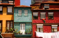 Passeggiando tra le case di Oporto (Portogallo) è facile sentirsi di buon umore: le facciate sono rosse, gialle e blu, e sembrano quasi sorridere © Tiago Jorge da Silva Estima / ...