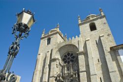 La facciata della Cattedrale di Porto è semplice e austera allo stesso tempo, dominata dal rosone incorniciato da due torri © Anibal Trejo / Shutterstock.com