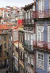 Uno sguardo dall'alto sul centro storico di Oporto, dichiarato Bene Patrimonio dell'Umanità dell'UNESCO, dai tipici balconi in ferro battuto © Morozova Oxana / Shutterstock.com ...