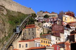 Tra le case coloratissime di Oporto passano le rotaie del vecchio treno © Zacarias Pereira da Mata / Shutterstock.com