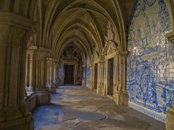 Il chiostro della cattedrale di Oporto,risalente al XII secolo, è tra i siti turistici più visitati della città. Lungo le pareti le piastrelle brillanti smaltate di blu ...