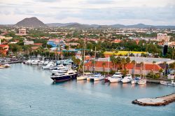Porto di Oranjestad Aruba fotografato da una nave da crociera - © tretyakov / Shutterstock.com
