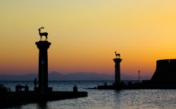 Porto di Rodi, Grecia - Capoluogo dell'omonima isola, la città di Rodi vanta il più grande porto del Dodecaneso: all'ingresso si trovano due colonne sormontate da cervi ...