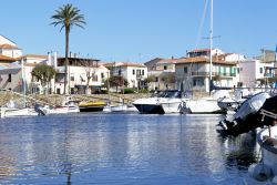 Porto e villaggio di Stintino, la famosa località di mare del nord-ovest della Sardegna  - © Al_Kan / Shutterstock.com