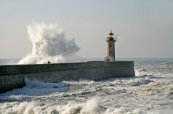 Con il mare in tempesta la costa di Oporto, nel nord-ovest del Portogallo, diventa drammatica come una pittura romantica © Jorge Pedro Barradas de Casais / Shutterstock.com