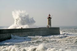 Con il mare in tempesta la costa di Oporto, nel ...