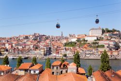 Sul corso del Duero, nel cuore di Oporto, scivolano sospese nel vuoto le cabine della cabinovia  © cristovao / Shutterstock.com