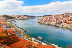 Il Douro, o Duero, è tra i fiumi più lunghi della penisola iberica: si getta nell'Oceano Atlantico dopo 897 km di tragitto, nel corso dei quali attraversa il centro di Oporto © ...