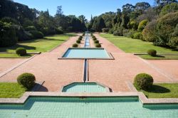 Il giardino Serralves, che fa parte dell'omonima fondazione artistica di Porto (Portogallo) è un bel polmone verde impreziosito dalle sculture di Claes Oldenburg, Dan Graham, Fernanda ...