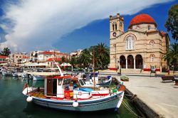 Il pittoresco porto dell'isola di Egina. nella Grecia orientale, a fianco delle coste del Peloponneso. Si noti la pittoresca chiesa di Agios Nikolaos Thalassinos - © leoks / Shutterstock.com ...