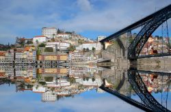 Oporto è detta "la città dei ponti", infatti sono molti i punti in cui si può attraversare il Douro calpestando vere opere d'arte sospese sull'acqua. Da ...