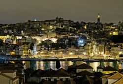 Lungo il fiume Douro, al calar della notte, si ...